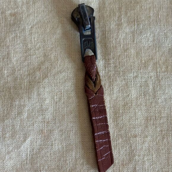 Authentic Louis Vuitton zipper pull vintage - Picture 1 of 2